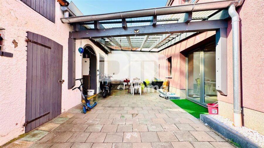Schönes Wohnhaus mit Doppelgarage, Terrasse und Nebengelass in Traumlage - Terrasse / teilüberdacht
